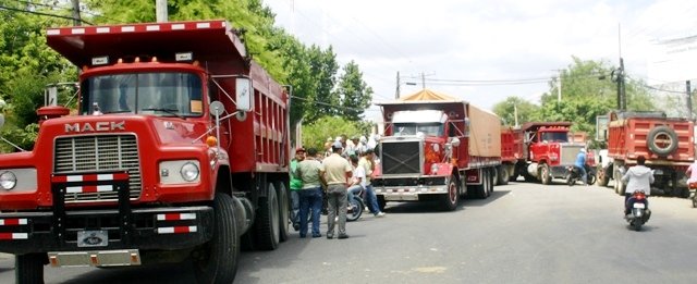 Camioneros bloquean carreteras